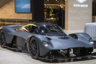 „Aston Martin“ keičia savo planus: bendrovė nusprendė atidėti pirmojo savo elektromobilio gamybą, paskelbtos ir to priežastys