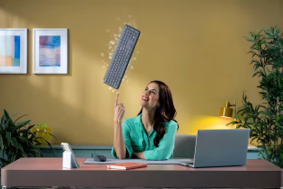 „Logitech“ pristato „Signature Slim“ klaviatūrą: papildys „Signature Mouse“ pelę lengvu įrenginio perjungimu ir programinės įrangos pritaikymu