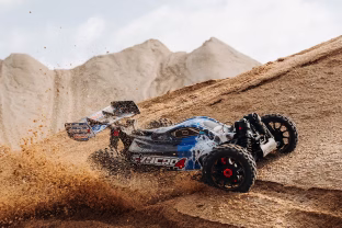 „Team Corally“ pristato naująjį „Syncro-4“ bagį: už mažiau nei 400 eurų pasiūlys patvarumą, didesnį nei 80 km/h greitį ir keletą skirtingų dizaino opcijų