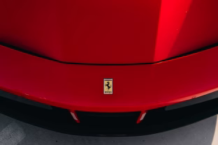 Elektromobilio pristatymui ruošiasi ir „Ferrari“: oficialus debiutas jau netrukus, vadovas patikino, kad naujasis modelis bus triukšmingas