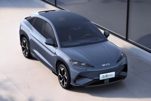 Kinijos elektriniai automobiliai šturmuoja Europą: vietiniams gamintojams jau skamba pavojaus varpai