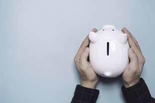 Bankuose milijardai, bet lietuviai bijo investuoti: ekspertai paaiškino, kodėl tai pavojinga visai šaliai