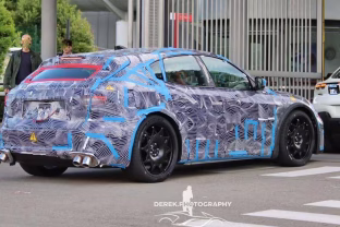 „Ferrari“ intensyviai darbuojasi ties pirmuoju savo elektromobiliu: dar nepristatytas italų šedevras pastebėtas ir gatvėse, daugėja papildomos informacijos