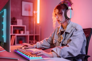 Naujieji „Evnia 8000“ serijos QD-OLED žaidimų monitoriai: aukštesnis atnaujinimo dažnis, aukštesnė raiška, geresnis komfortas ir daug daugiau