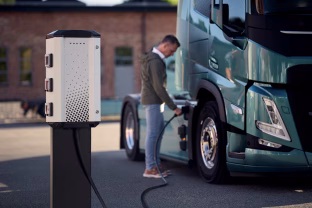 „Volvo Trucks“ diegia naujus skaitmeninius elektrinių sunkvežimių įkrovimo sprendimus: pristatė įkrovimo valdymo paslaugą „Charging Management“