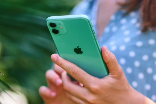 Spalvingą švenčių šurmulį norime užfiksuoti ir vaizdo įraše: kaip filmuoti „iPhone“, kad nebūtų matomas švieselių mirgėjimas