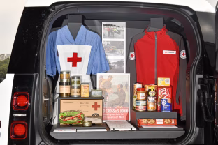 Minint partnerystės 70-metį: „Defender“ ir Didžiosios Britanijos Raudonasis Kryžius sukūrė specialiai įrengtą „Defender 110“ iš tinklo įkraunamą hibridinį visureigį