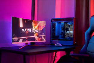 „Philips“ pristato du išskirtinius „Evnia“ serijos žaidimų monitories: lenkti „Fast VA“ ekranai, dirbtinio intelekto patobulintas „Ambiglow“ ir gilus įsitraukimas į žaidimus