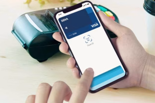 Išmanusis telefonas vietoj kortelės? Visa tiesa apie rizikas, kurias slepia mobilieji atsiskaitymai