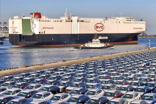 Vietiniai gamintojai triuškina konkurentus: Kinijoje dominuoja BYD, „Tesla“ praranda savo pozicijas