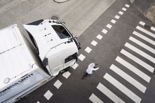Intensyvus eismas kasdien kelia pavojų pažeidžiamiausiems eismo dalyviams: „Volvo Trucks“ pristato naujos kartos saugumo sistemas pėstiesiems ir dviratininkams apsaugoti