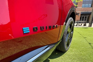 „Tesla“ turi rimtą konkurentą? Kitąmet debiutuosiantis „Equinox EV LT“ elektromobilis tiesiog sutriuškino „Tesla Model Y“, sužinokite, kiek jis nuvažiuoja