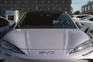 Kinai perrašo automobilių rinkos istoriją: BYD aplenkė „Hyundai“ ir „Honda“, o Europa praranda lyderystę