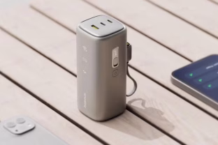 „Baseus“ pristatė išskirtinę išorinę bateriją: šis sprendimas aprūpins jūsų telefoną ne tik energija, bet ir galimybe prisijungti prie interneto