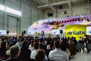„airBaltic“ pristatė specialų „Airbus A220-300“ orlaivio apipavidalinimą: meniškai pavaizduota Latvijos vėliava ir unikalūs visoms trims Baltijos šalims būdingi apipavidalinimo elementai