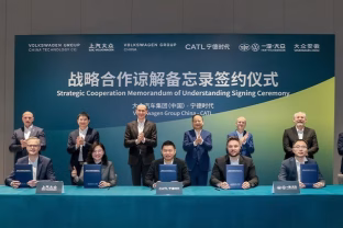 Svarbus žingsnis elektromobilių rinkoje: Vokietijos automobilių milžinė suvienijo jėgas su CATL, kurs naujos kartos akumuliatorius