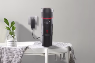 Fantastiškas pasiūlymas tiems, kurie ketina įsigyti kavos aparatą: kokybišką ir itin kompaktišką modelį dabar galite įsigyti už mažiau nei 65 eurus