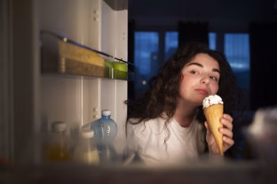 Šventės baigėsi, bet maisto chaosas liko: paprastas šaldytuvo detoksas, kuris grąžina aiškumą