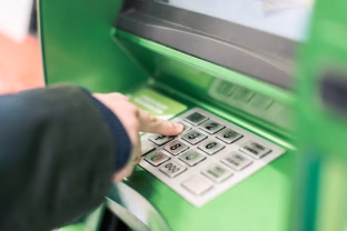 Bankas neveikia, negalima gauti pinigų: įvardintos tikrosios priežastys, kodėl kartais neveikia net ir bankomatai