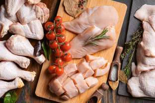 Šokiruojanti mūsų valgomo maisto realybė: viskas, ką privalote žinoti apie kasdien perkamą vištieną