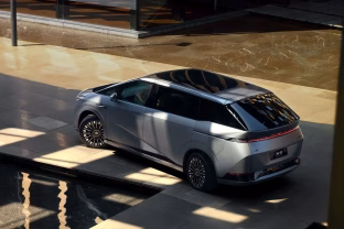 Naujasis „XPeng X9“ elektromobilis nustebins daugelį: 740 km be sustojimo ir žaibiškas įkrovimas