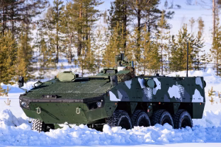 Suomijoje į miškus išvažiavo ypatingi šarvuočiai: vairuotoją atstojo „Telia“ 5G ryšys