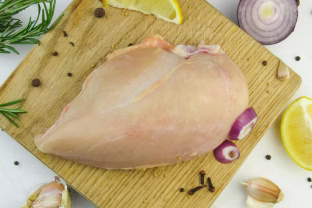 Ar tikrai šviežia? 30 sekundžių testas parodys, ar vištienos krūtinėlę dar saugu dėti į keptuvę