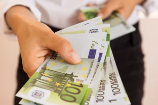 Taupome kiekvieną centą, bet švaistomės restoranuose: kas iš tiesų pasikeitė lietuvių piniginėse per 30 metų?