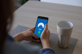 Kodėl vis daugiau žmonių kasdien įsijungia VPN? Tai gali išgelbėti pinigus, privatumą ir net reputaciją