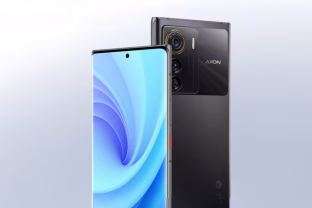 Pristatytas naujasis „ZTE Axon 50“ išmanusis telefonas su puikiu ekranu ir triguba kamerų sistema