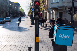 „Wolt“ perspėja kiekvieną: vasaros eismas kelia grėsmę ne tik kurjeriams, bet ir visiems miestiečiams