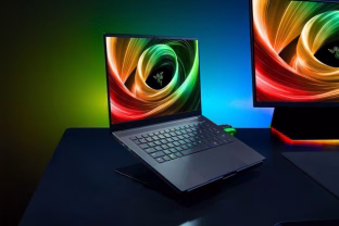 „Razer“ pristatė ploniausią savo 14 colių žaidimų nešiojamą kompiuterį su „Ryzen AI 9“ procesoriumi