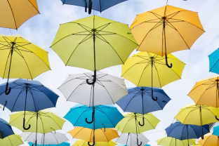 Ar lietus ir skėtis dar neišskiriami? Šiuolaikinės alternatyvos apsaugai nuo lietaus, kurios keičia įpročius