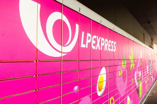 Atnaujintas ikoniškasis paštomatas: prieš šaltibarščių festivalį pasidabino nauju dizainu, pamatykite tai patys