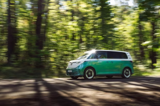 „Bolt Drive“ automobilių parkas papildytas retro stiliaus naujiena: elektrinis „ID. Buzz“ modelis jau Lietuvoje