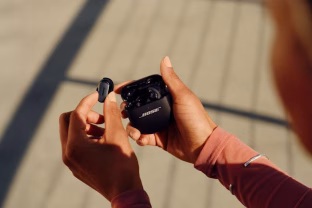 „Bose“ pristatė atnaujintus „QuietComfort Ultra“ belaidžius ausinukus su triukšmo slopinimo galimybe