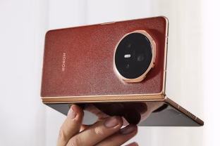 Sulenkiamų telefonų bumas įgauna pagreitį: „Google“, „Honor“ ir „Tecno“ spraudžia „Samsung“ į kampą