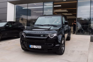 Lietuvis Dakare lenktyniaus serijiniu „Defender“ automobiliu: važiuos tuo pačiu visureigiu kaip ir į parduotuvę