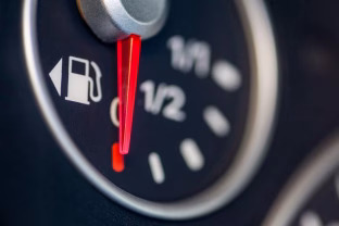 Kiek galima nuvažiuoti su degančia kuro lempute? Pateikiamas atsakymas, kuris nustebins daugelį