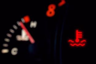 Patyręs mechanikas įspėja: ši žiemos klaida šildant automobilį gali kainuoti labai brangiai