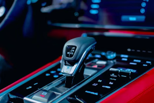 Automobiliai tampa protingesni už vairuotojus, bet Europos rinką vis dar sukausčiusi biurokratinė krizė