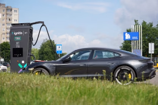 Vairuoti benzininių ar dyzelinių automobilių neapsimoka: paskaičiavo, kiek pigiau keliauti įsikraunant elektra