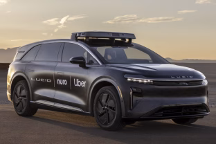 Autonominių taksi era prasideda: „Uber“ ruošiasi į gatves paleisti tūkstančius „Lucid Gravity“ be vairuotojų