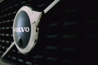 „Volvo“ automobilių vairuotojai sulaukė kritinio įspėjimo: tūkstančiai automobilių turi pavojingą klaidą