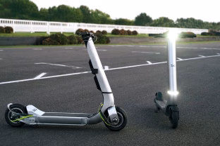 Elektrinis paspirtukas, kuris prilygsta automobiliui: siūlomas neįtikėtinas greitis už stulbinančią kainą