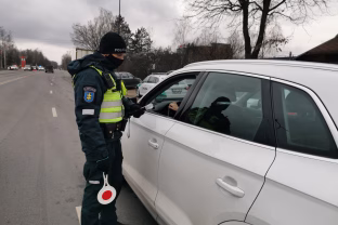 Liksite be teisės vairuoti automobilį: šio ženklo nepaisymas Lietuvos keliuose gali kainuoti brangiai