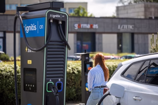Kelionės elektriniais automobiliais Lietuvoje: atskleidė, koks yra idealus atstumas tarp įkrovimo stotelių