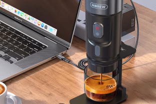 Pravers ir kelionėje, ir namuose: itin kompaktiškas kavos aparatas dabar kainuoja mažiau nei 90 eurų