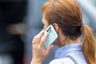 Vienas paspaudimas ir sąskaita už telefoną taps milžiniška: keliautojams primenama itin svarbi taisyklė