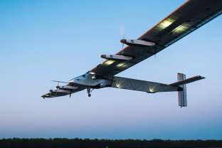 Tai gali pakeisti mūsų supratimą apie karus: dronas su įspūdingais sparnais aplenkė net ir „Boeing“